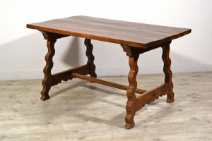 Tavolo fratino in legno massello di noce scolpito, nord Italia, fine XVII secolo